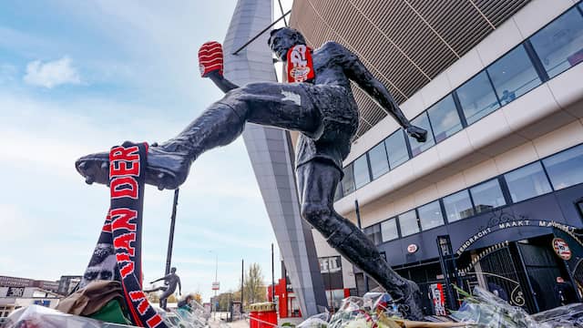 De Willy van der Kuijlen-trofee wordt een replica van het standbeeld dat bij het stadion van PSV staat.