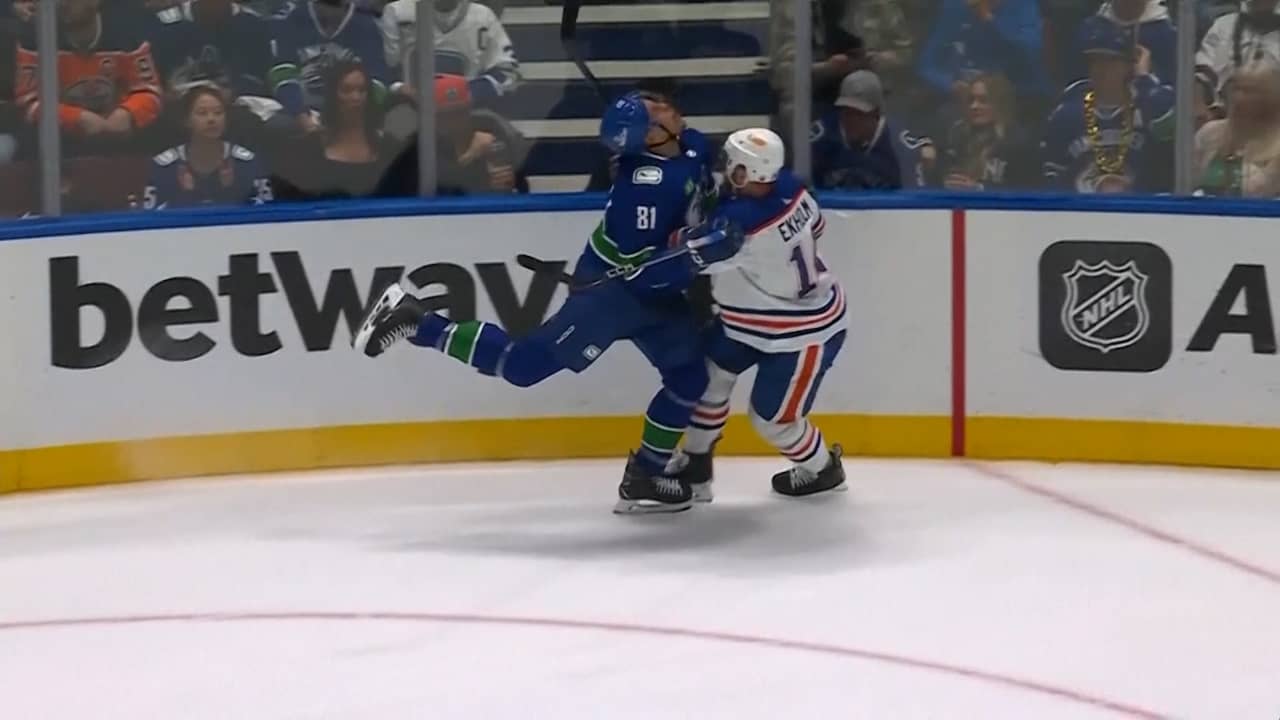 Beeld uit video: IJshockeyer ramt stick door helm van tegenstander in Canada