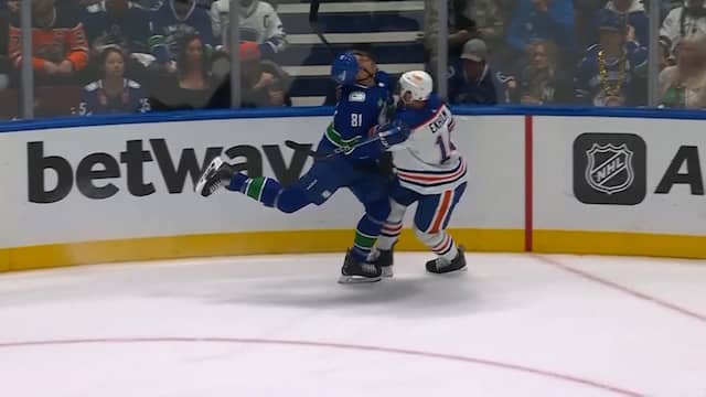 IJshockeyer ramt stick door helm van tegenstander in Canada