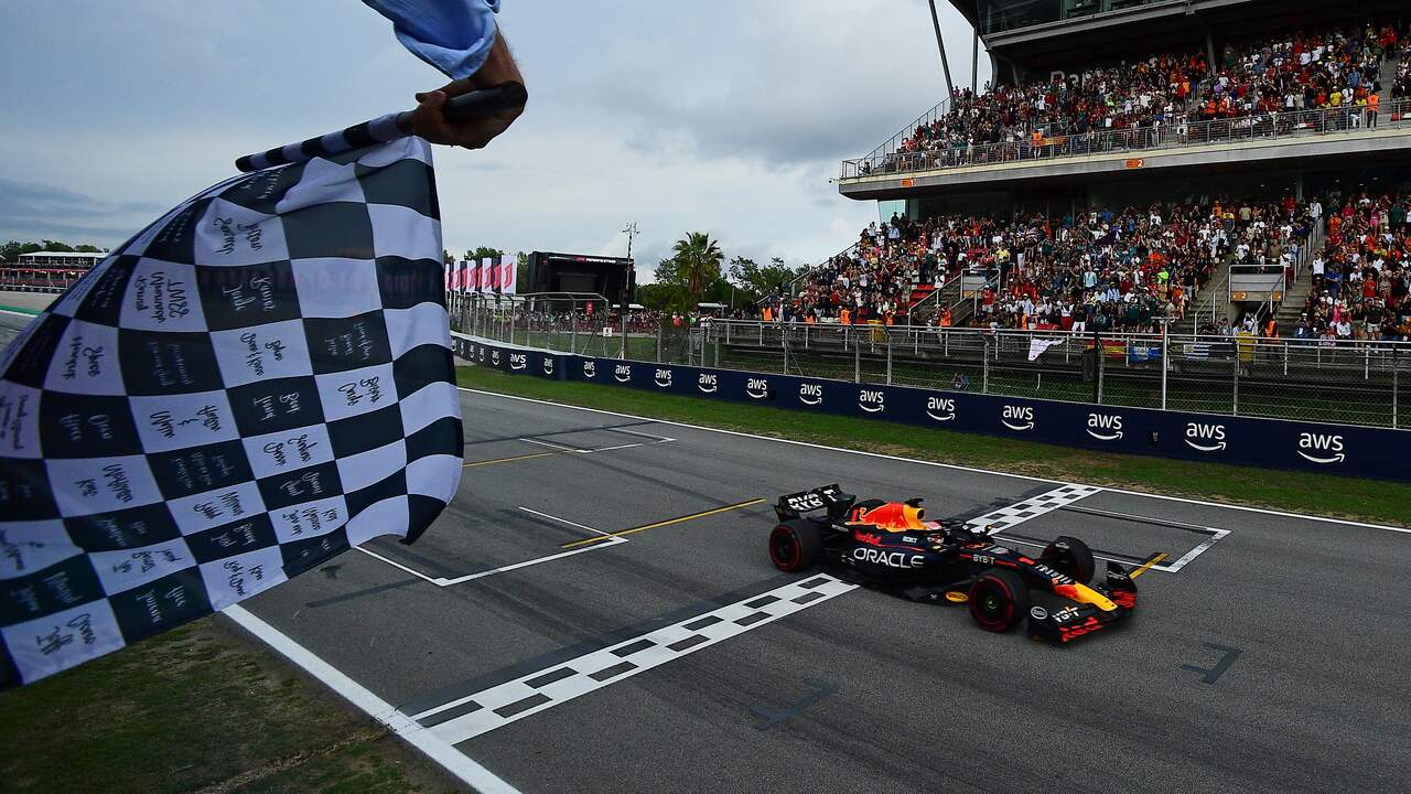 Beeld uit video: Dominante Verstappen komt als eerste over de finish in Barcelona
