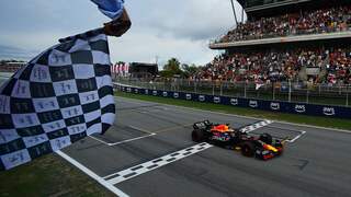Dominante Verstappen komt als eerste over de finish in Barcelona