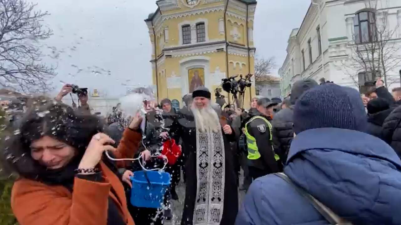 Beeld uit video: Oekraïense priester besprenkelt journalisten met water