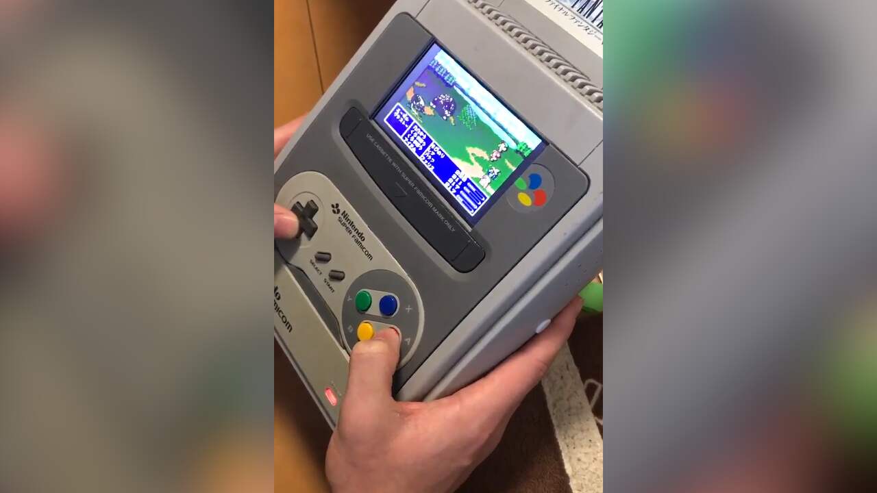 Beeld uit video: Japanner maakt Super Nintendo voor onderweg