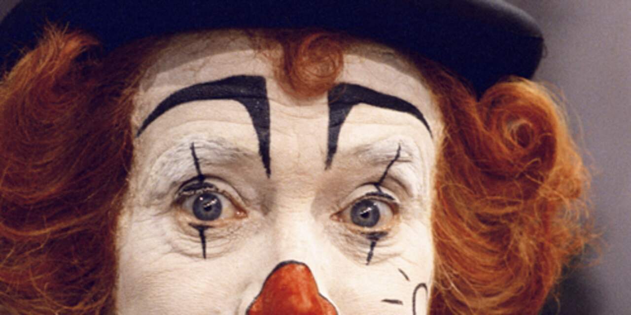 Клоунов фамилия. Клоун парит. Артис играл в карновальной ночи клоуна фамилии.