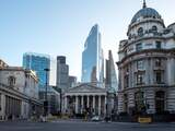 Britse centrale bank verlaagt rente verder en pompt miljarden in economie