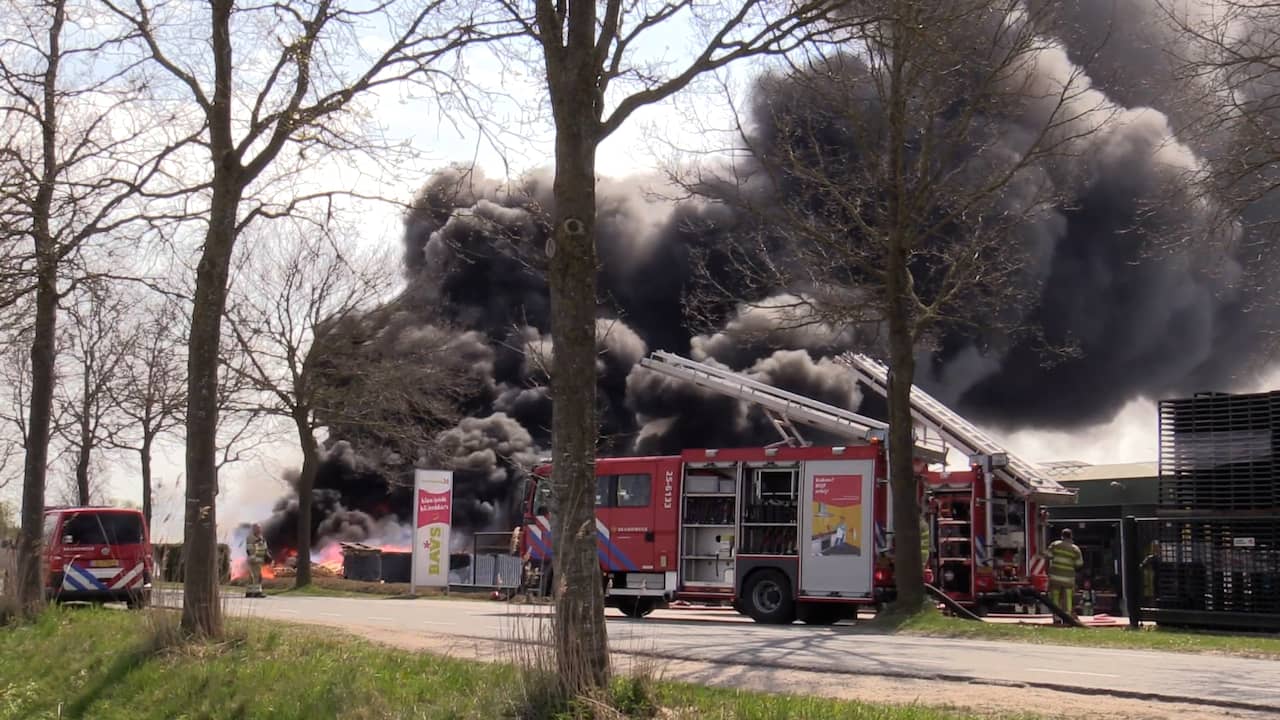 Beeld uit video: Hevige brand in berg afval bij bloemkwekerij in Flevoland