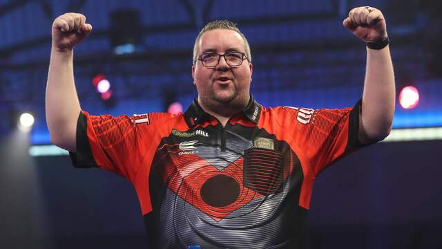 Stephen Bunting juicht na zijn zege op Krzysztof Ratajski.
