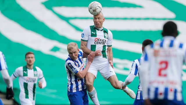 Arjen Robben torent boven de verdedigers van sc Heerenveen uit.