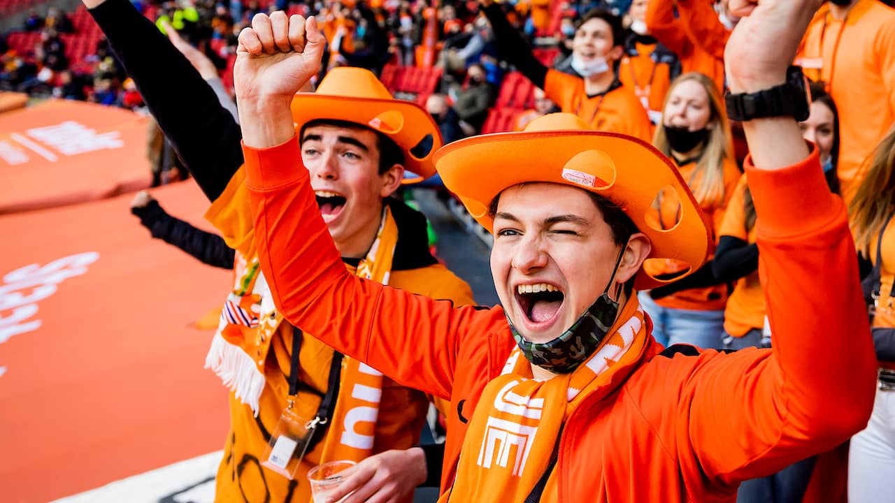 Beeld uit video: Geen 1,5 meter en veel juichen: zo genoten vijfduizend fans van Oranje