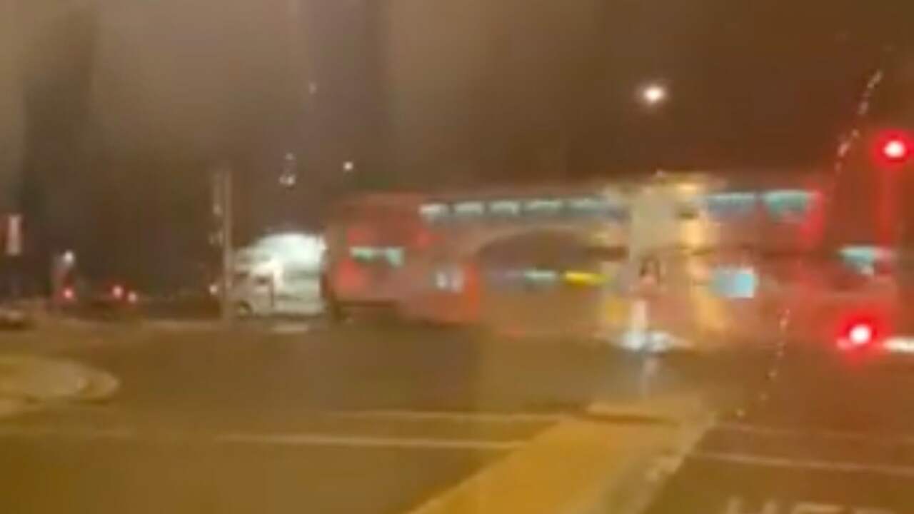 Passagiers verlaten brandende trein na botsing met camper