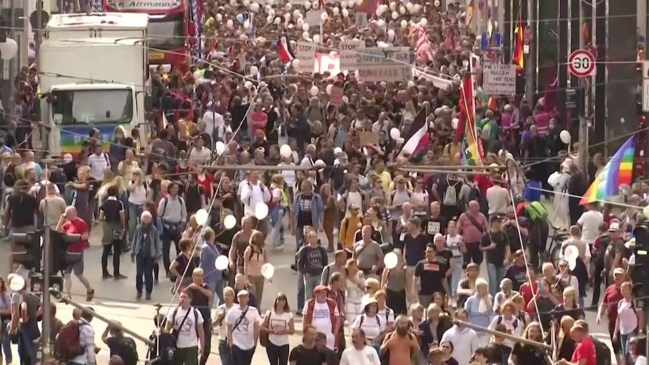 Politie stopt coronaprotest in Berlijn vanwege grote opkomst 4 Politie grijpt in bij betoging tegen coronamaatregelen in Berlijn