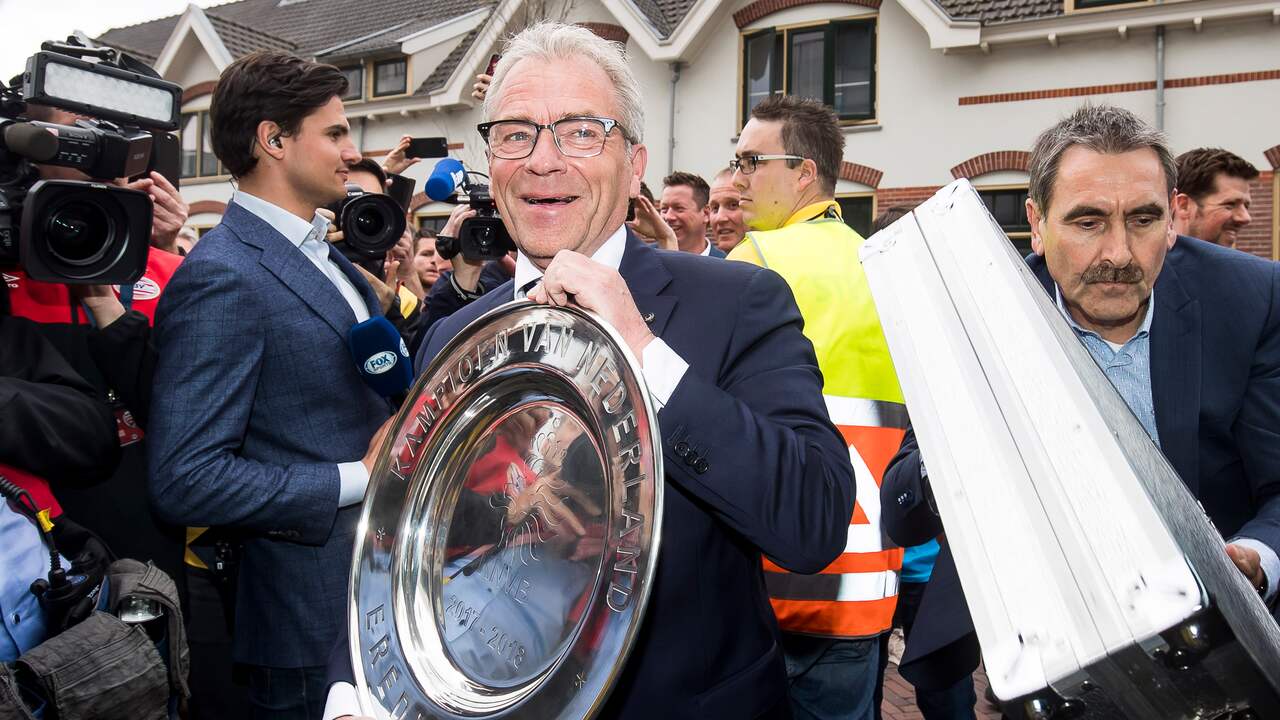 Eric Gudde reikt normaal gesproken de schaal uit bij kampioenschappen in het betaald voetbal.