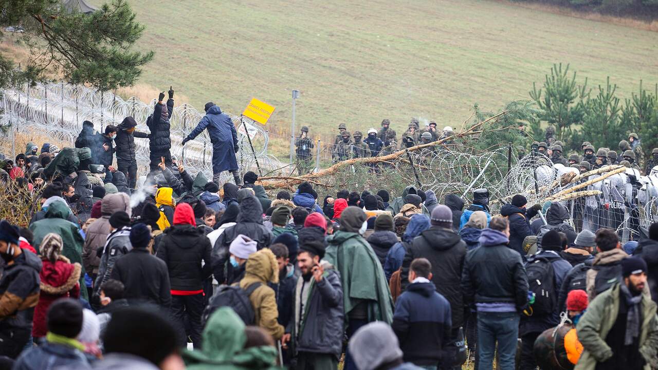 Bij de grens van Polen staan inmiddels lange rijen met migranten die via Belarus de Europese Unie in proberen te komen.