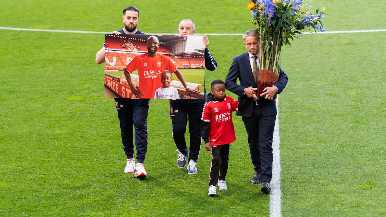 Before the match, the FC Twente players reflected extensively on the death of Jody Lukoki.  His son also walked onto the field.