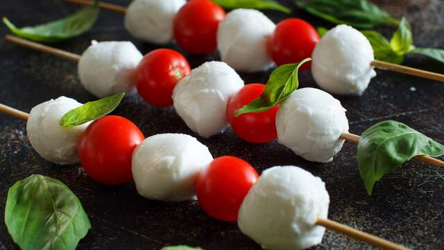 Een klassieke combinatie: kleine tomaten, mozzarellabolletjes en basilicum.