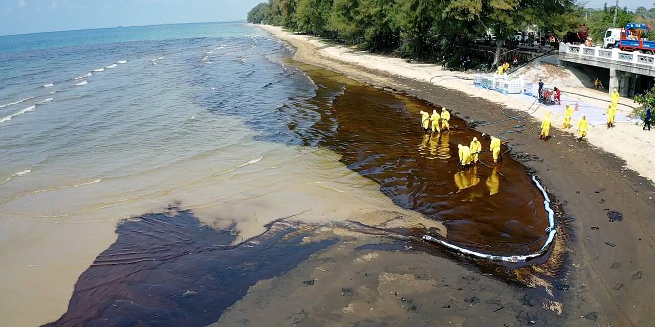 Thais strand uitgeroepen tot rampgebied na groot olielek