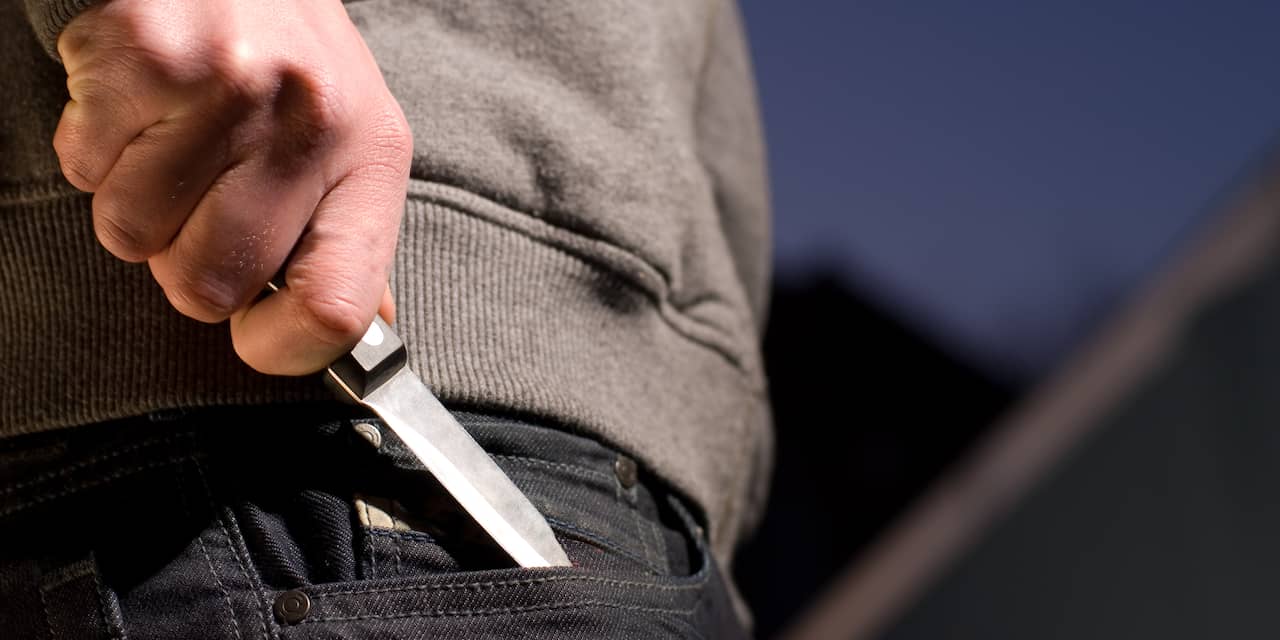 Zeventienjarige supermarktmedewerker met mes bedreigd tijdens overval in Osdorp