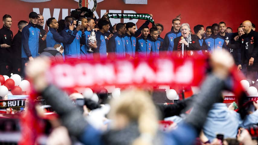 Feyenoord-selectie na bekerwinst gehuldigd op Binnenrotte