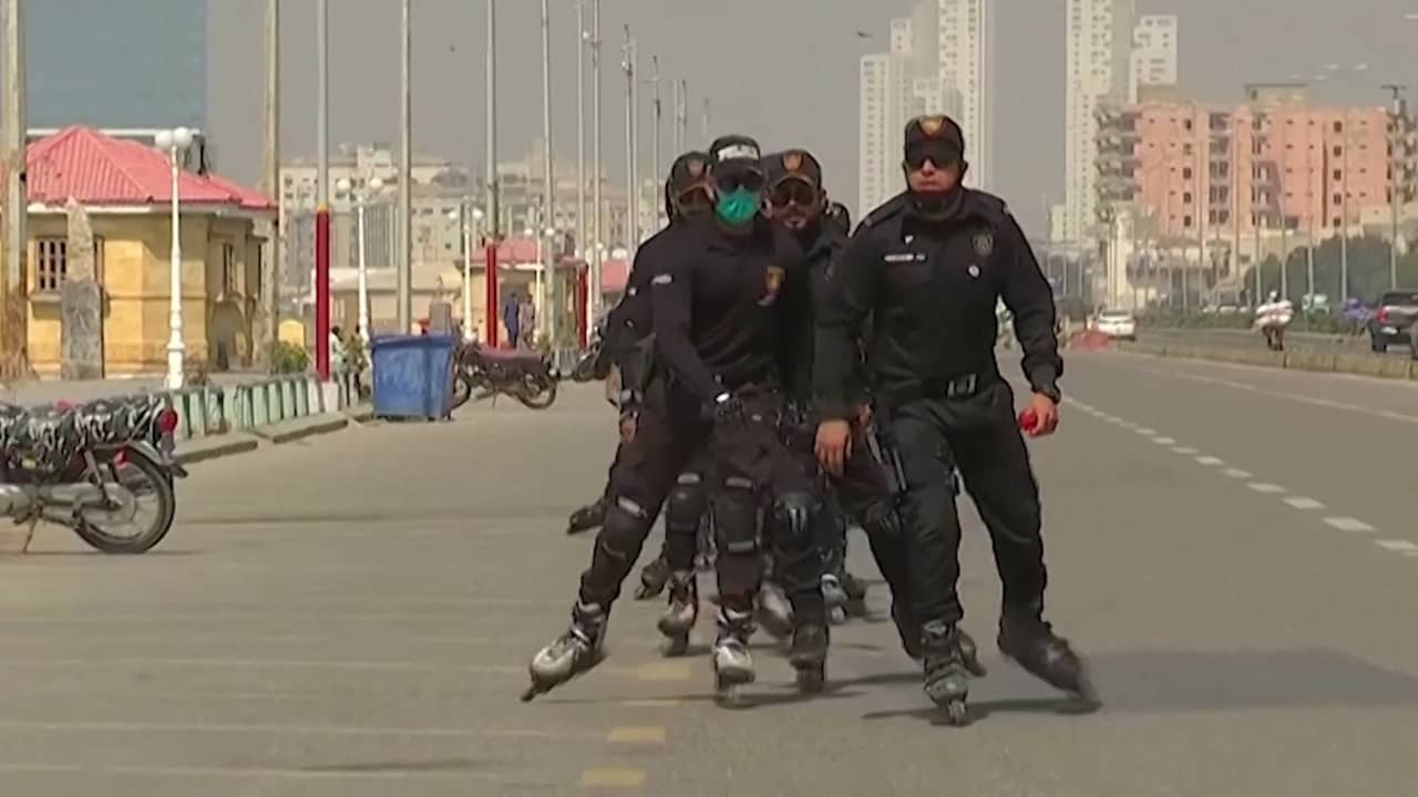 Beeld uit video: Skeelerpolitie in Pakistan maakt jacht op zakkenrollers