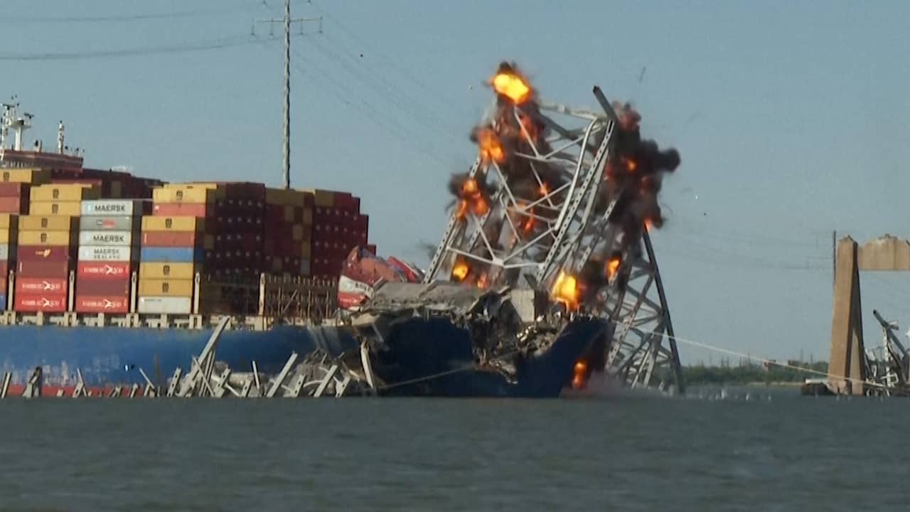 Beeld uit video: Delen van brug die werd geramd door schip in VS opgeblazen
