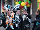 Prins Carnaval in Gulpen houdt zijn hoed vast vanwege de wind