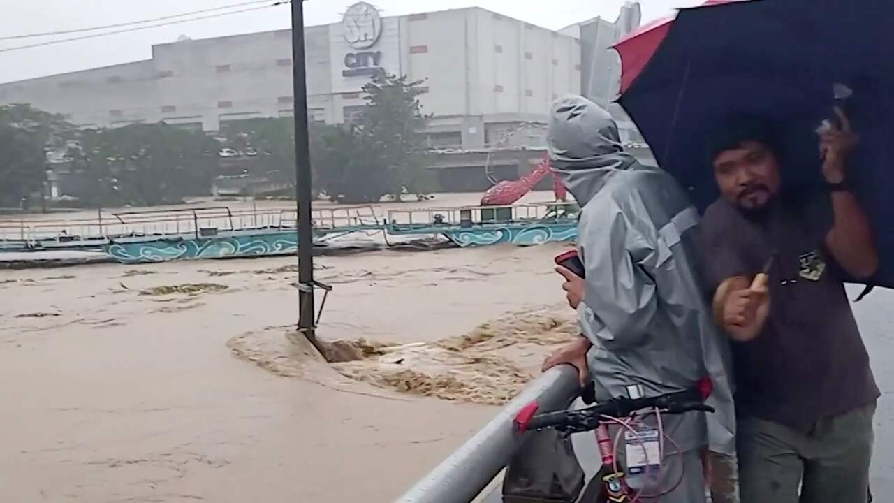 Beeld uit video: Veerboot ramt brug tijdens orkaan in Manilla