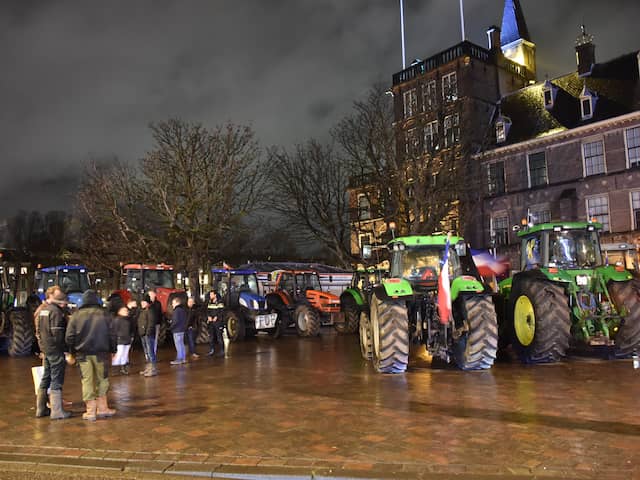 Dinsdagavond stond een groep boeren al onaangekondigd voor een ingang van het Binnenhof in Den Haag. Na enkele uren vertrokken ze weer, ze waren niet van plan het gebouwencomplex te bezetten. Wel werd het Binnenhof uit voorzorg door de politie met linten afgezet.