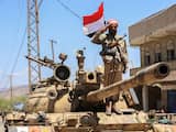 Een Jemenitische soldaat op een tank in de stad Taez.
