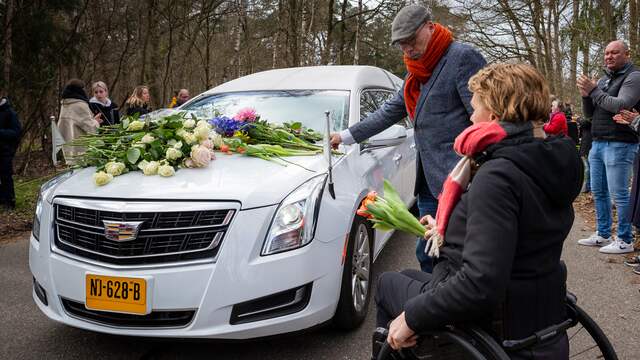 Sommige mensen legden een bloem op de motorkap als eerbetoon.