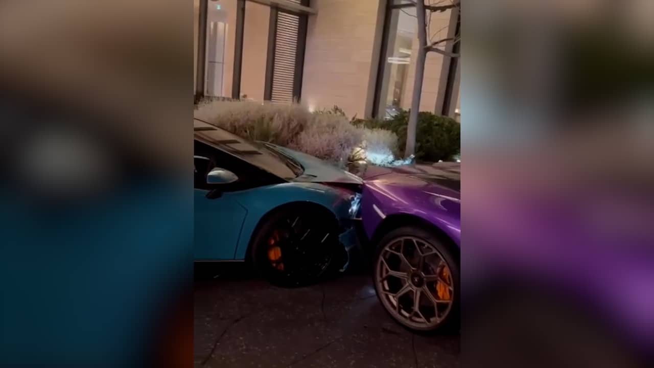 Beeld uit video: Medewerker in shock doordat hij twee Lamborghini's in de prak rijdt