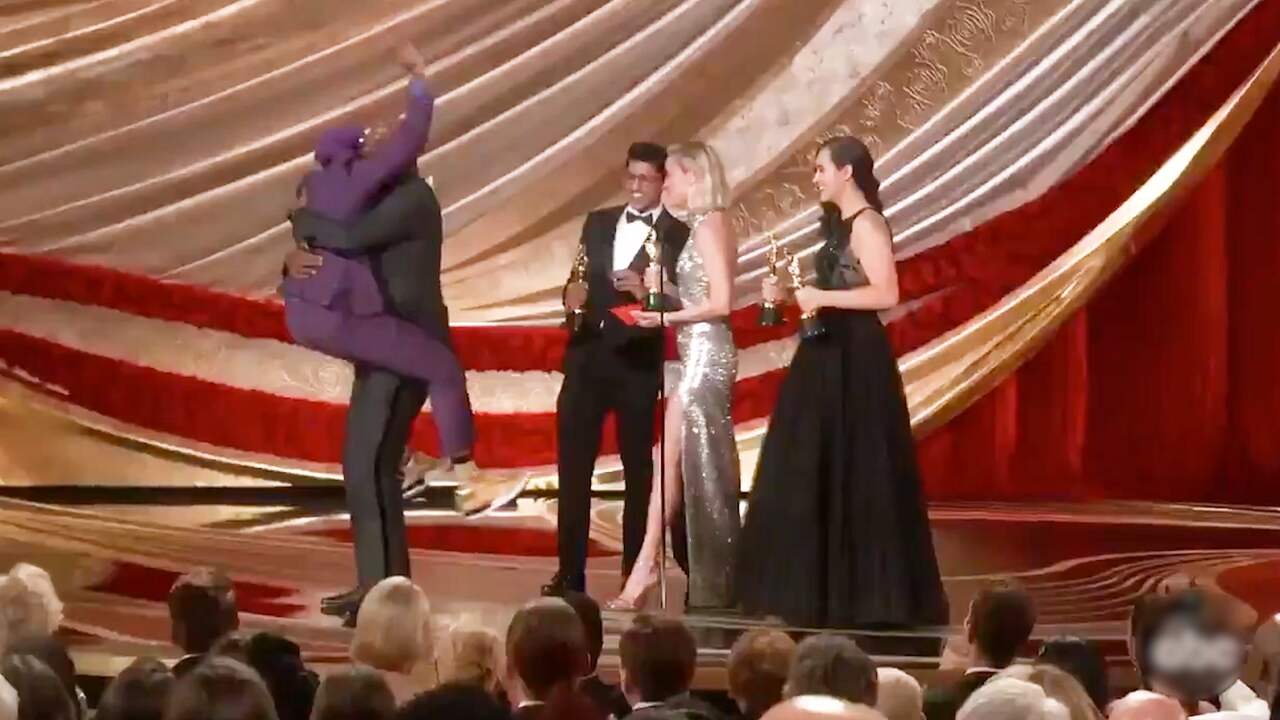 Beeld uit video: Spike Lee springt in armen Samuel L. Jackson na winnen Oscar
