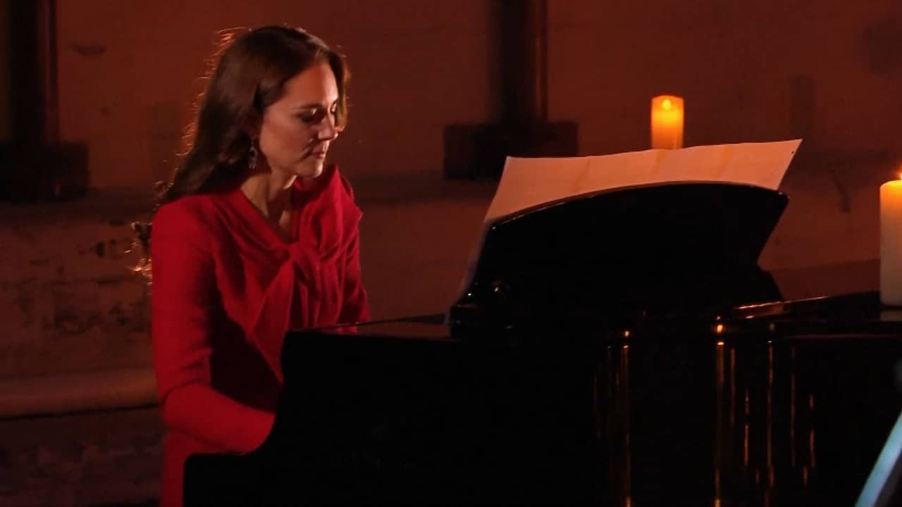 Beeld uit video: Kate Middleton speelt piano tijdens Britse kerstuitzending
