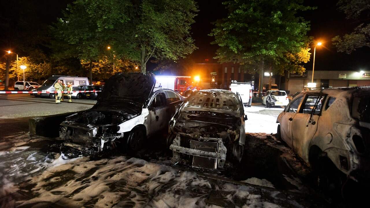 Beeld uit video: Acht auto's uitgebrand op parkeerplaats in Eindhoven