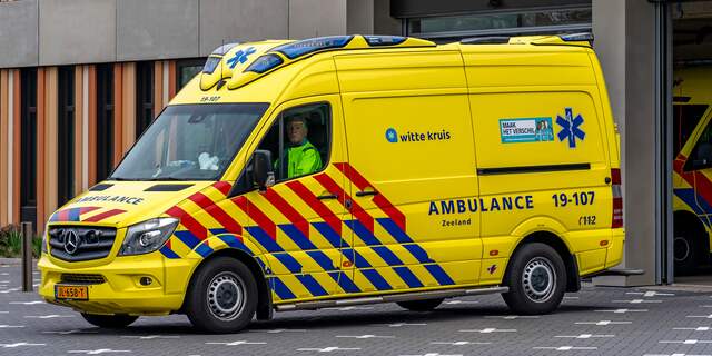 Veel schade bij botsing tussen twee auto's in Breda