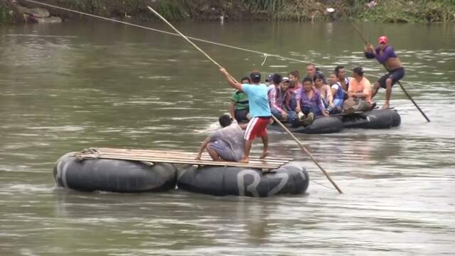 Honderden vluchtelingen steken rivier bij Mexico over