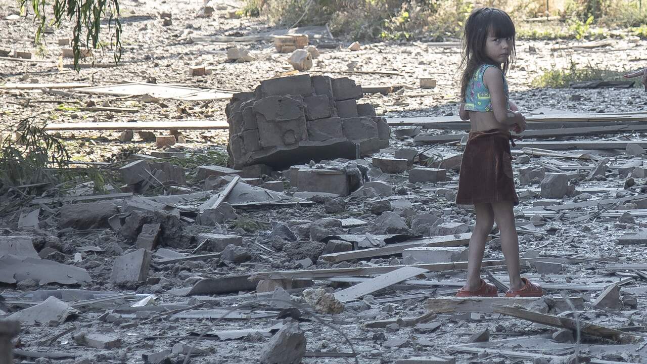 Seorang gadis di Bakhmut, Donetsk, berjalan di antara puing-puing setelah serangan roket di daerah perumahan.