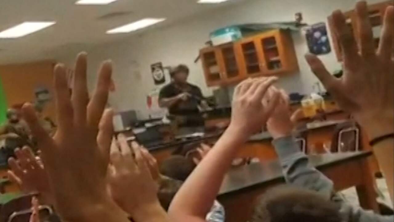 Beeld uit video: Schuilende scholiere filmt aankomst politie na schietpartij Florida