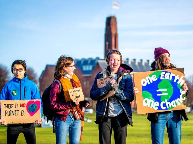 Welkom op dit liveblog, waar we de scholierendemonstratie tegen klimaatverandering volgen. Inmiddels zijn de 'klimaatspijbelaars' vertrokken, vanaf het Malieveld richting de Hofvijver. Volgens een eerste schatting van de politie zijn er vijf- tot zesduizend deelnemers.