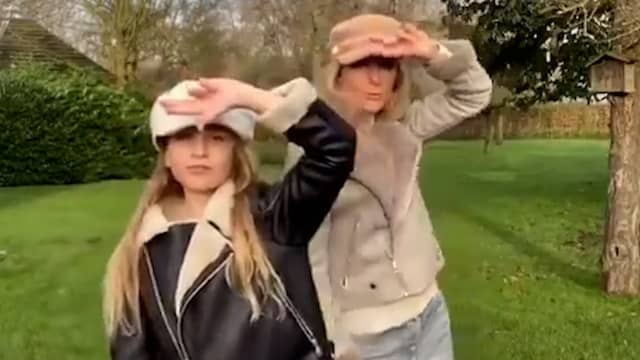 Beeld uit video: Wendy van Dijk danst met dochter in TikTok-video