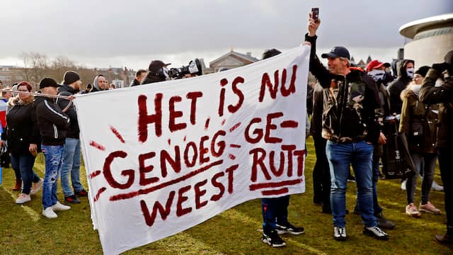 Ondanks herhaaldelijke oproepen van de gemeente om niet naar het Museumplein te komen, stroomt het grasveld voor het Van Gogh Museum langzaam vol met betogers. Dat begint met enkele honderden mensen, de groep zal uiteindelijk aanzwellen tot circa tweeduizend personen.