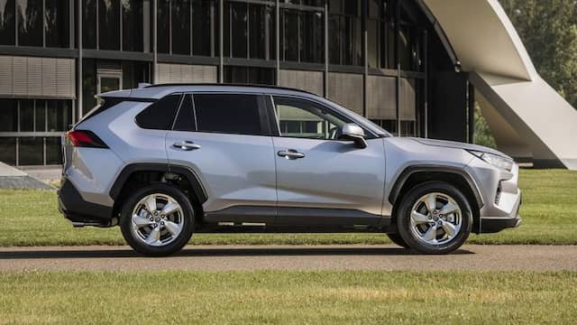 De Toyota RAV4 is een van de SUV's die je als bedrijfswagen kunt kopen