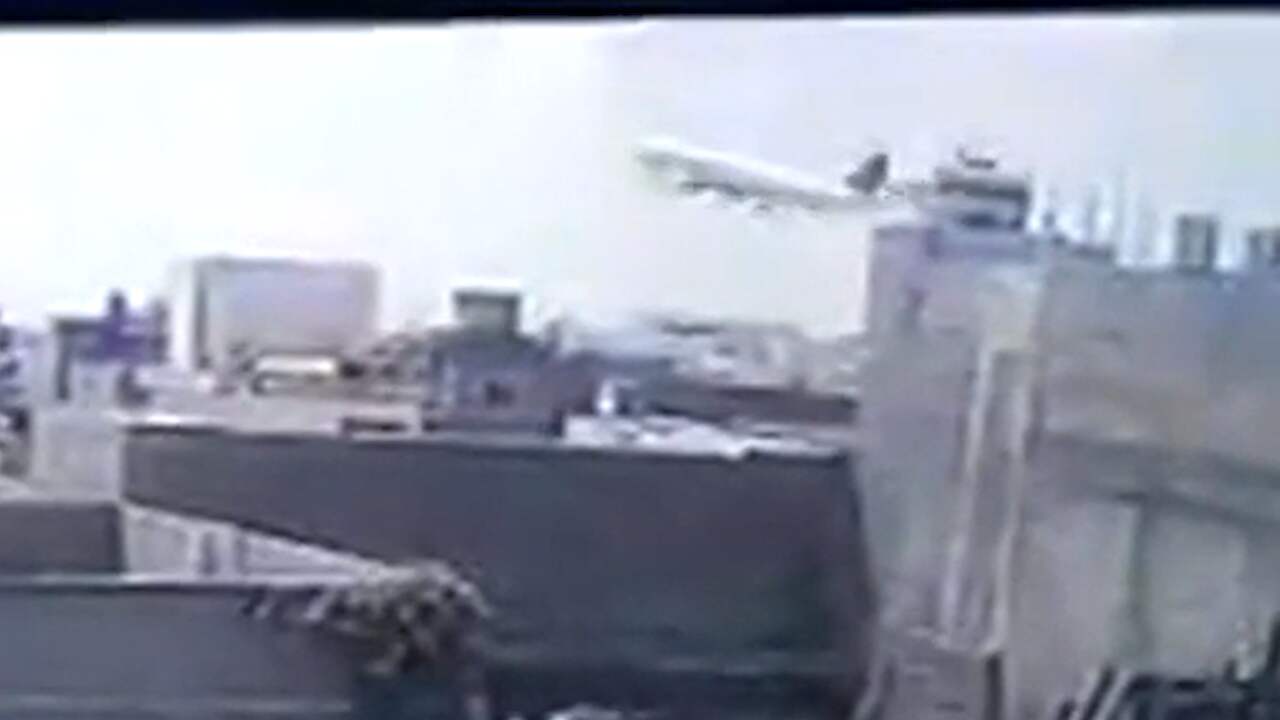 Beeld uit video: Beveiligingscamera filmt dodelijke vliegtuigcrash Pakistan