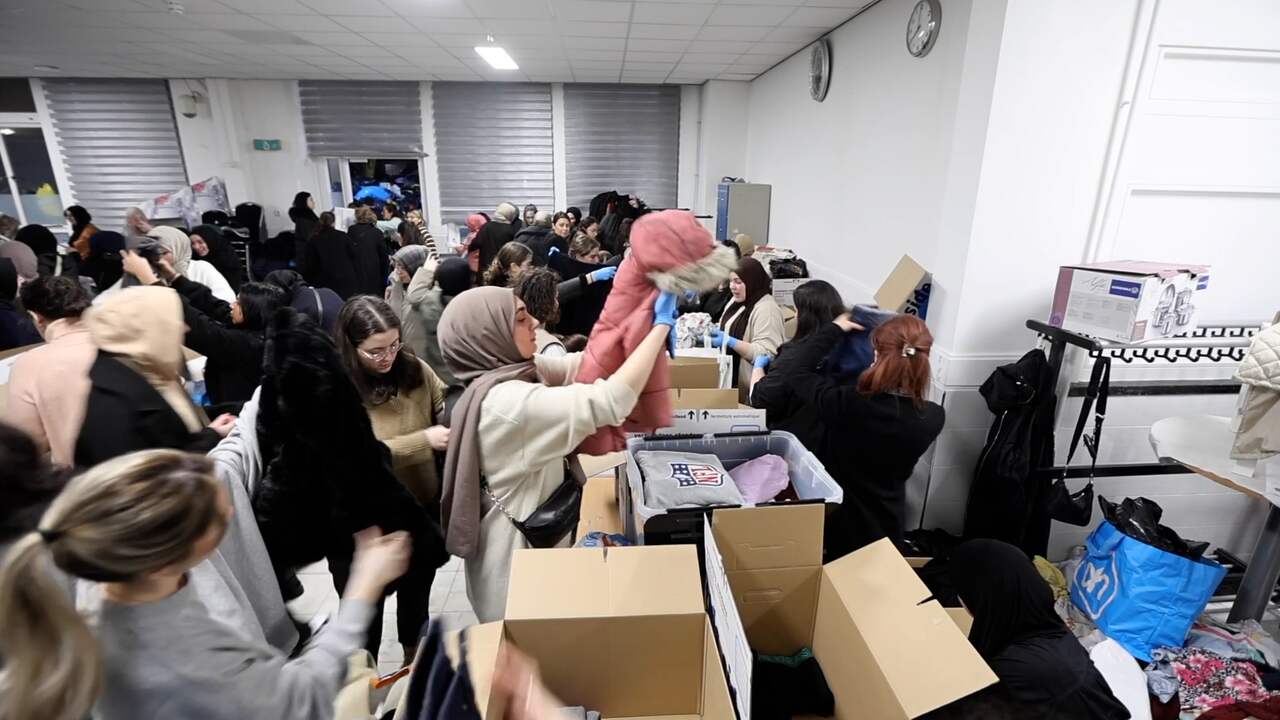 Beeld uit video: Inwoners Den Haag brengen massaal kleding voor slachtoffers aardbeving