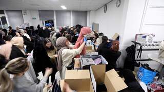 Inwoners Den Haag brengen massaal kleding voor slachtoffers aardbeving