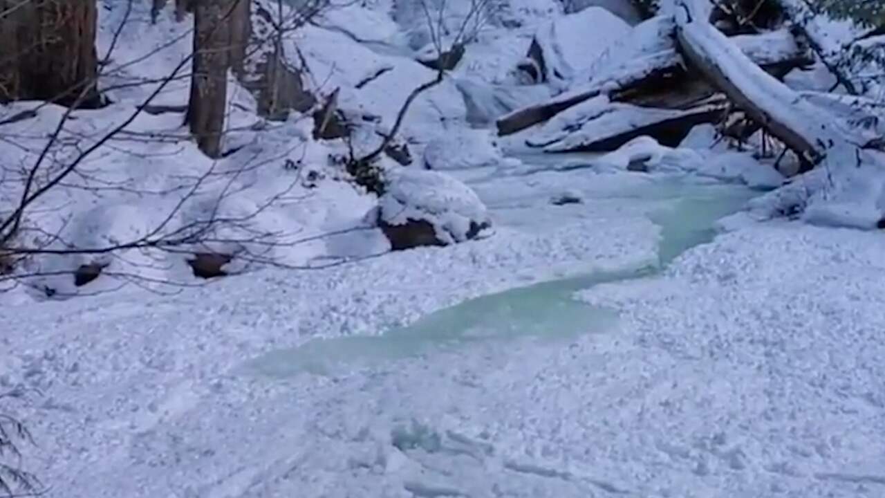 Beeld uit video: Beekje bevriest in hoog tempo door extreme kou in Canada