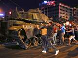 Turkije wil nog bijna zevenhonderd mensen arresteren na couppoging 2016
