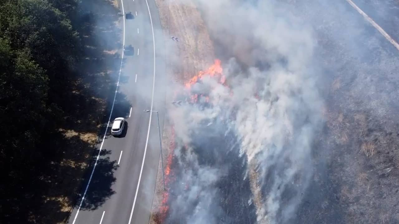 Beeld uit video: Drone filmt flinke bermbrand langs de A73