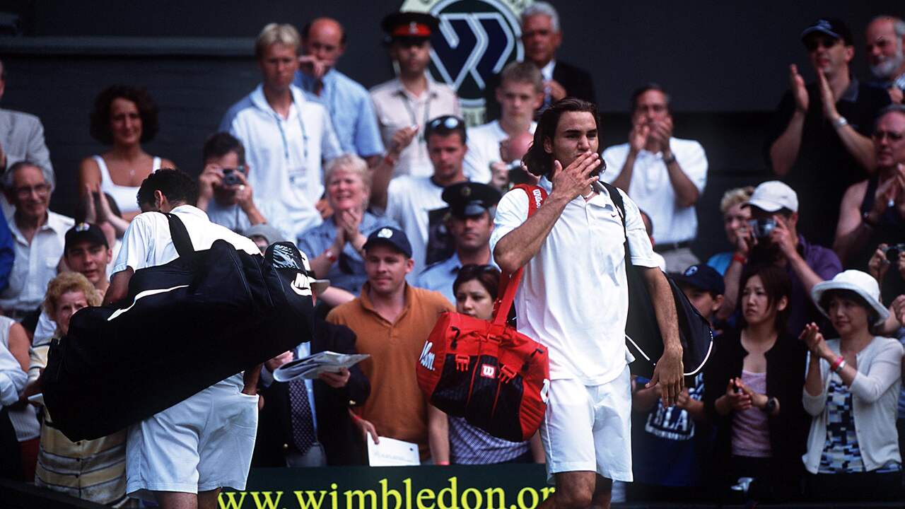 Roger Federer viert zijn sensationele zege op Pete Sampras tijdens Wimbledon 2001.