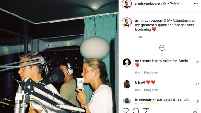 Armin van Buuren deelt een foto uit de oude doos van hem en Erika, sinds 2009 zijn echtgenote. "Mijn valentijn en grootste steun sinds het allereerste begin", schrijft Van Buuren. De twee ontmoetten elkaar in 1999 "op een zuipvakantie op Kreta", zo vertelde de dj in een interview met NRC.