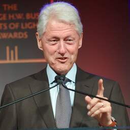 Door sterren gesigneerde saxofoon van Bill Clinton wordt geveild